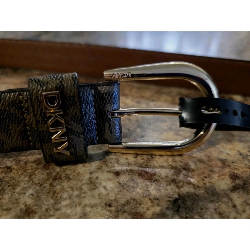 DKNY Signature Logo Goldtone Buckle Reversible Belt Classic Unisex LRG/XLNWT